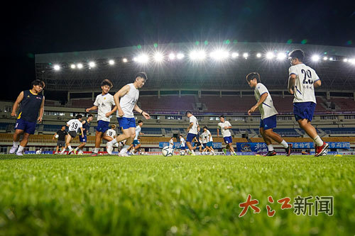 7月23日晚，新余队球员正在新余市体育中心集训，备战赣超第三轮赛事。本报全媒体记者 邹宇波摄