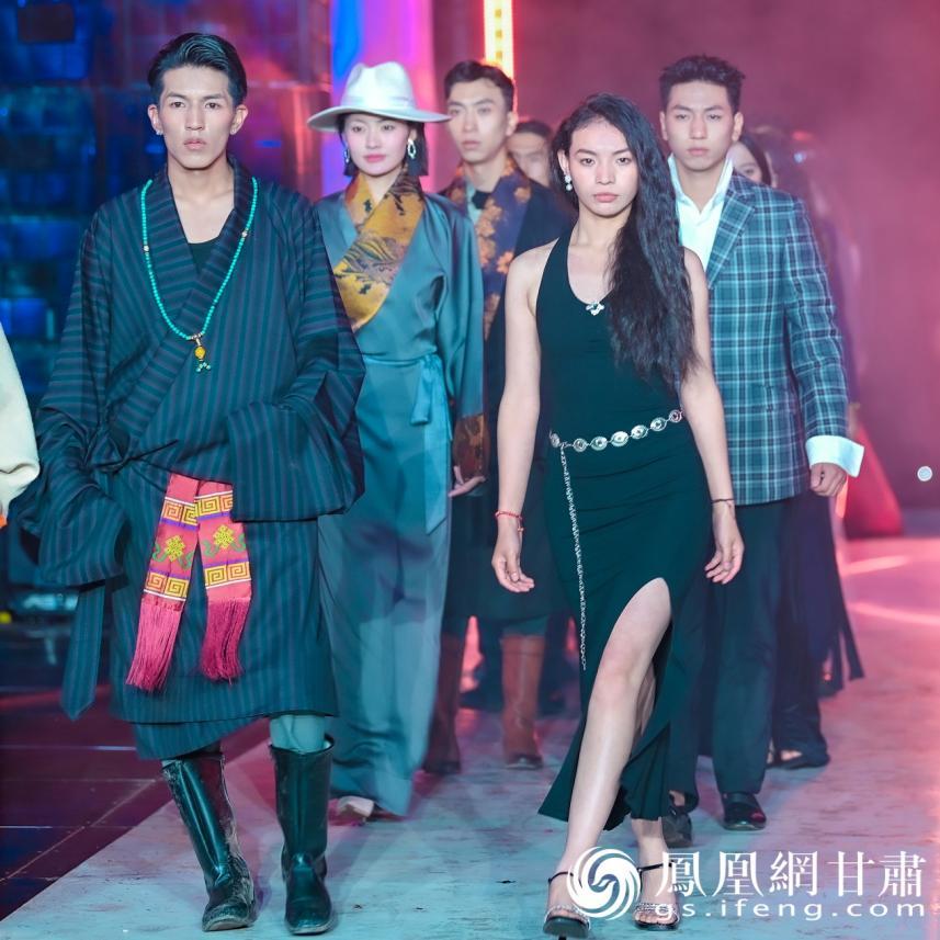来自全国五大藏区的60位优秀藏模，身着传统与现代融合的盛装生动诠释民族团结与文旅融合的美好生活。李德宇　摄