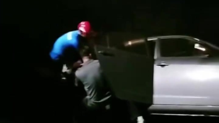 贵阳一路面突然塌陷，轿车坠入坑中，路人接力救出被困者