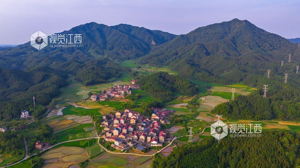 2025年7月15日在江西省吉安市峡江县覆箱峰拍摄的画面。