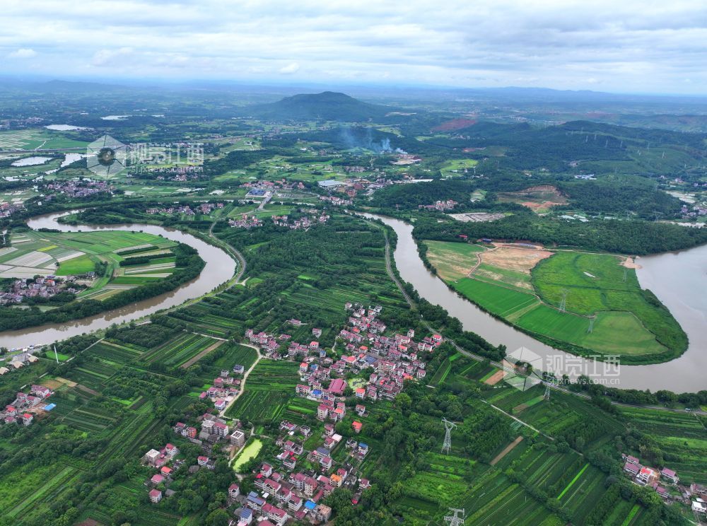 7月22日,江西省吉安市泰和县马市镇蜀口村,蜀口河蜿蜒穿越大地,源源不断输送生态活水,保障农业夏灌用水。