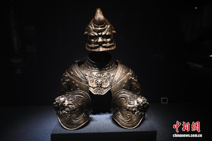 7月24日,在位于甘肃省兰州市的甘肃省博物馆展陈的盔甲套件。该盔甲套件属于马丁嫩戈家族的“古典风格”盔甲收藏。中新社记者 李亚龙 摄