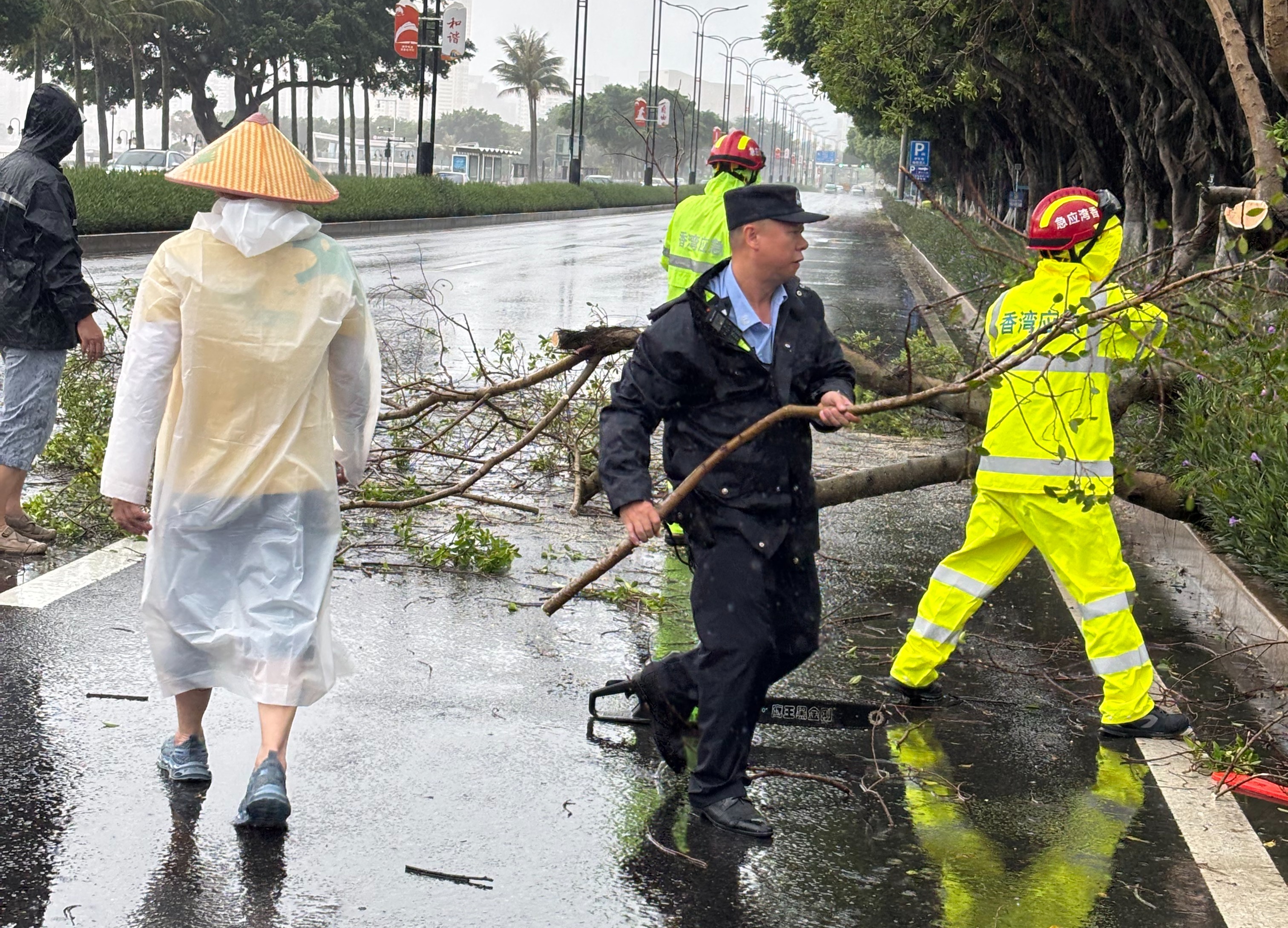 街头清障、群众安置、隐患排查 珠海公安坚守台风一线护卫平安