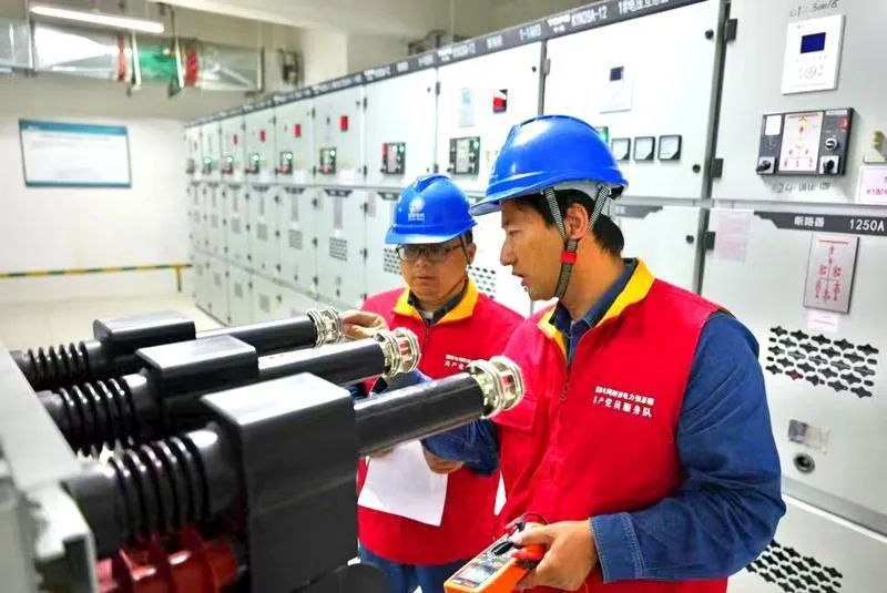 电力工作者作业中。资料图