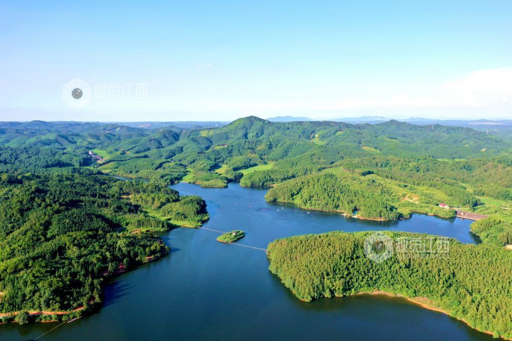 2025年7月24日，俯瞰江西省吉安市峡江县砚溪镇樟溪上景区，星罗棋布的岛屿与成片的绿色植被互相映衬，呈现一派湖光山色的生态画卷。