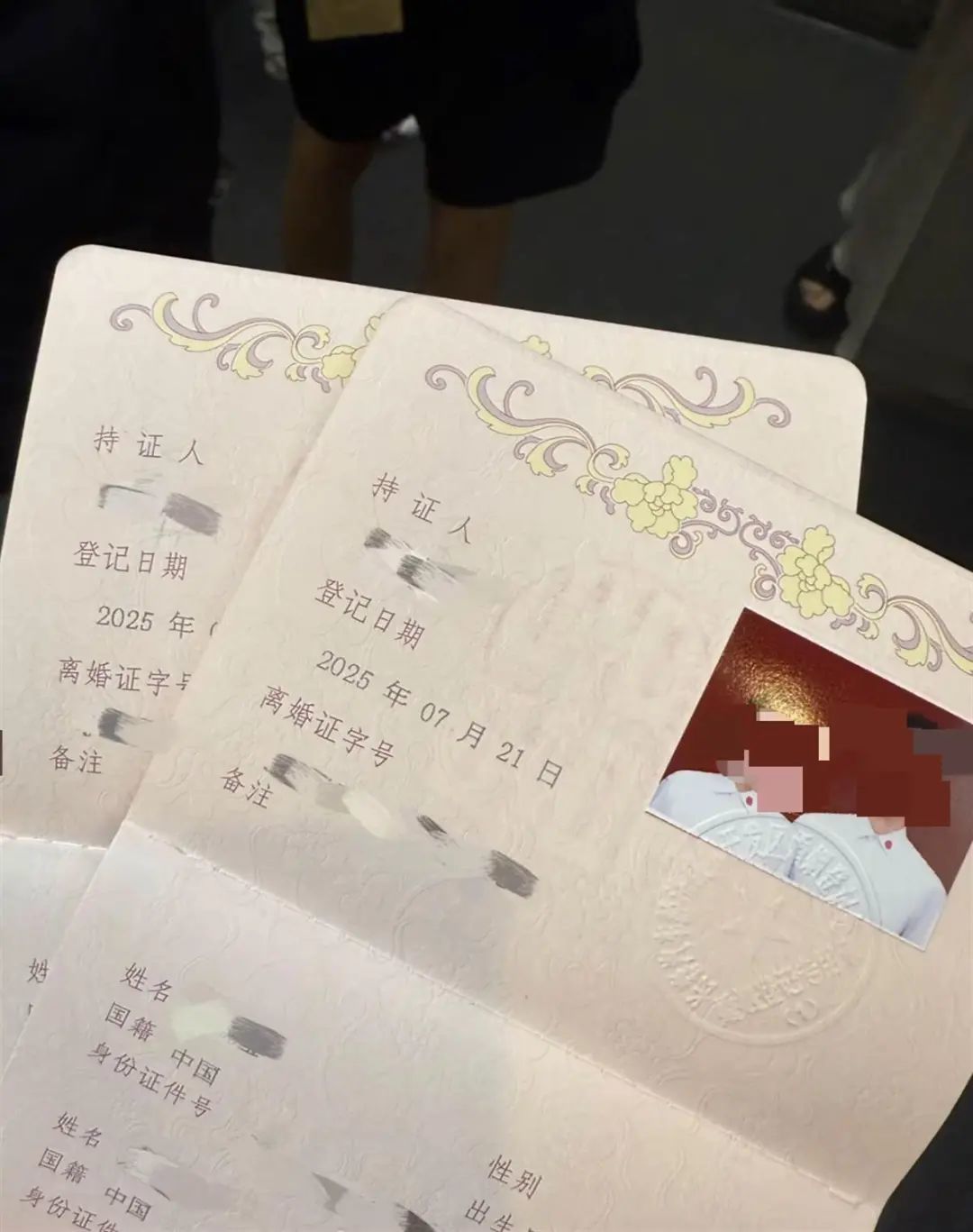 办理结婚证结果领到了离婚证（视频截图）