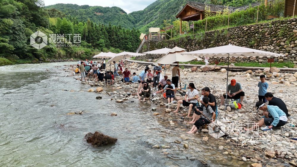 2025年7月21日，在江西省遂川县罗霄山大峡谷景区，迎来许多游客戏水消暑，乐享清凉。