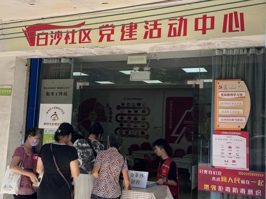 向社区居民群众派发蚊香、宣传小册子等▲
