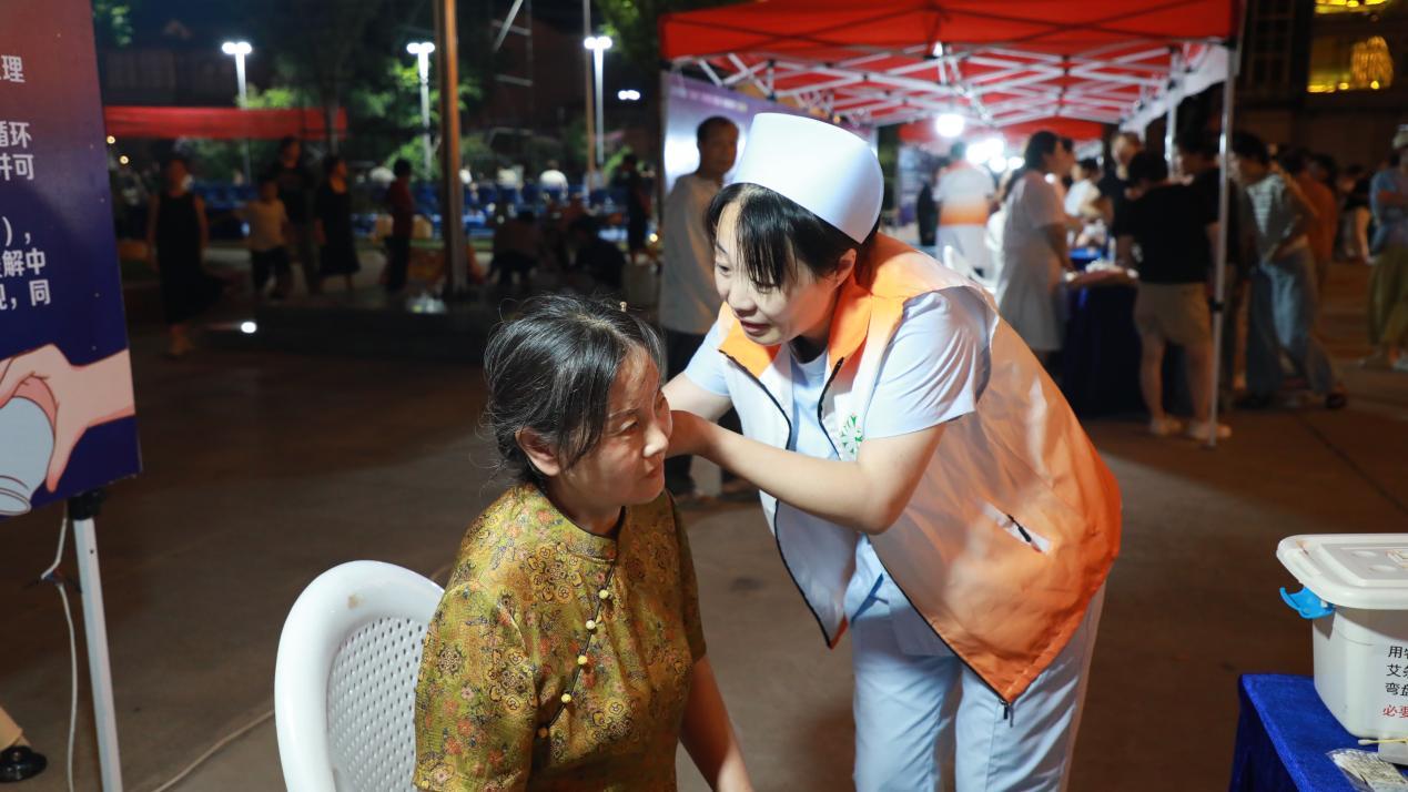（原图为石桥镇“点亮星夜”文明市集中医问诊现场）