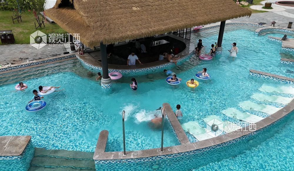 2025年7月21日，在江西省遂川县罗霄山大峡谷景区，迎来许多游客戏水消暑，乐享清凉。