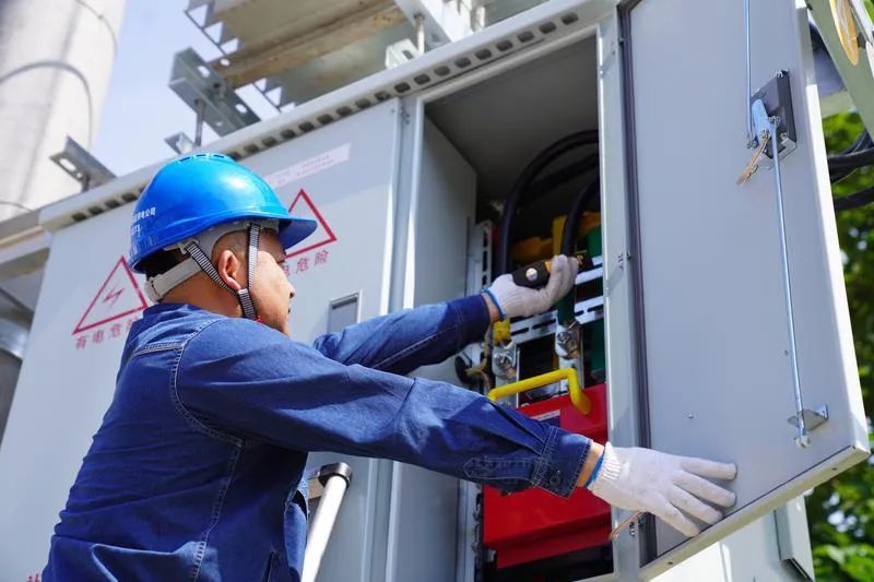 电力工作者在高温下作业。资料图