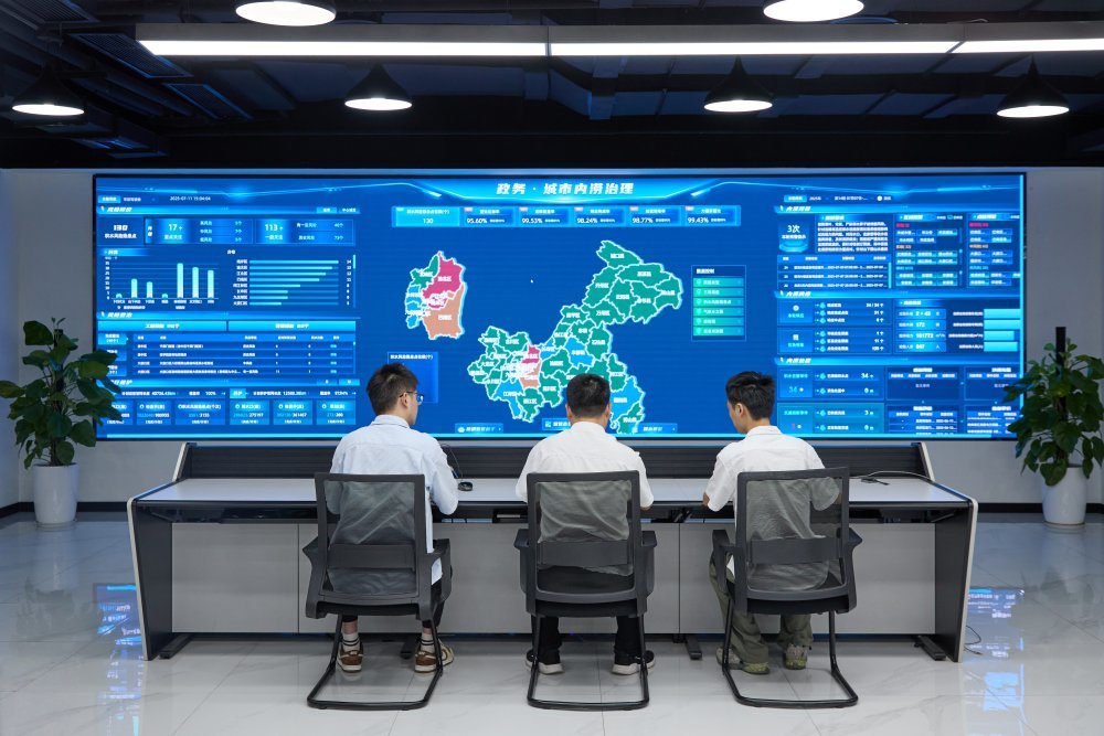 ▲图为城市内涝治理数字化应用驾驶指挥舱工作场景。市住房城乡建委供图