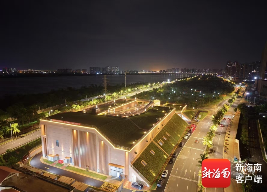 夜幕下的海口220千伏国兴变电站。海南电网公司供图