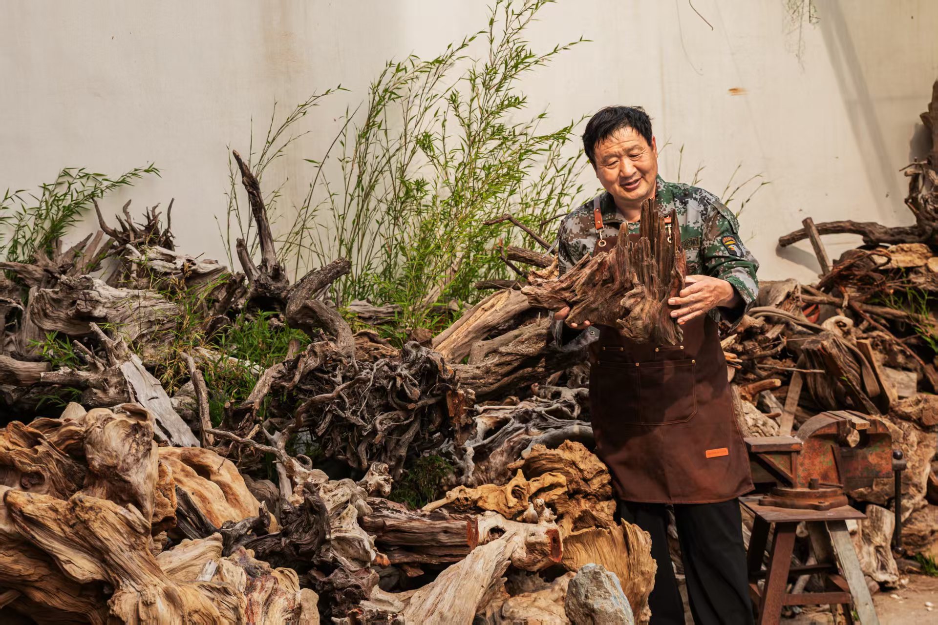 青岛乡里乡亲 | 匠心铸艺魂,巩振新的根雕人生