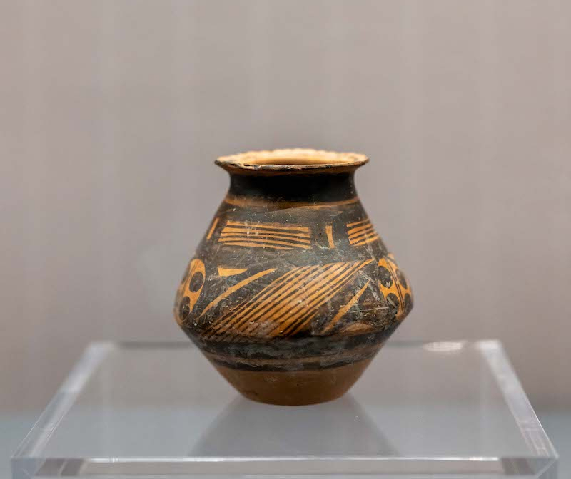展览现场，圆点纹折腹彩陶罐，新石器时代马家窑文化，武威市博物馆藏。