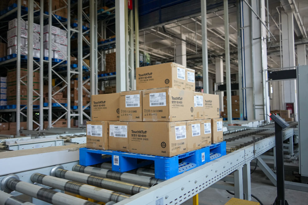 在山东临沂的新明辉智慧仓储物流园，货物在传输带上运输（2025年6月11日摄）。新华社记者 徐速绘 摄