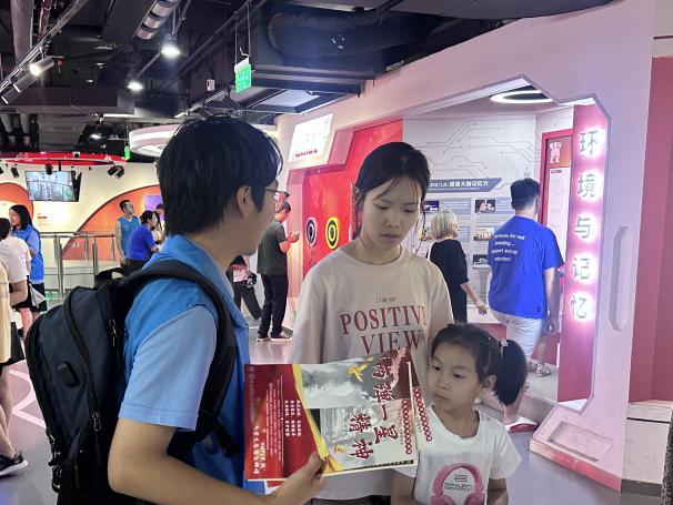 实践团成员向市民和孩子发放和讲解宣传资料