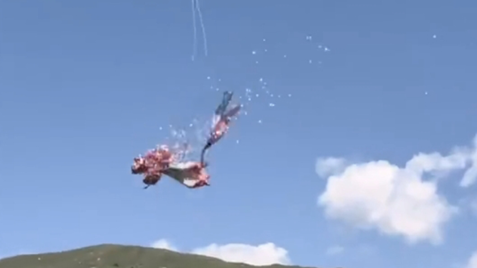 文旅局回应伊犁景区演员高空坠落：身体无大碍，表演项目已暂停