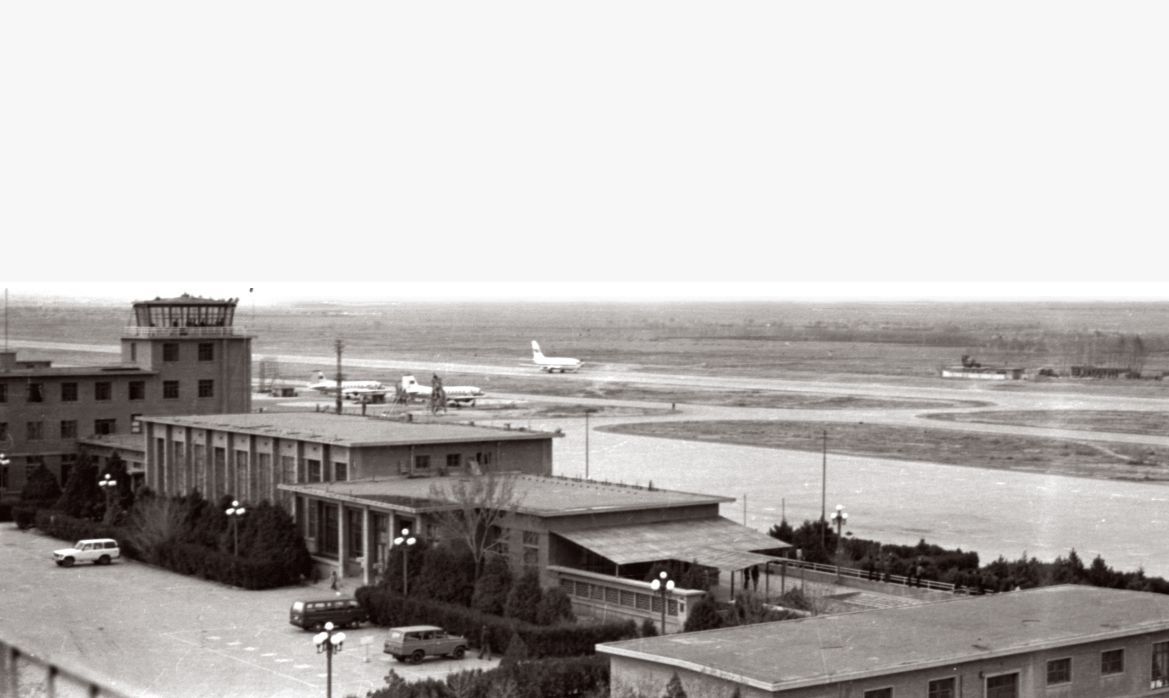 70年代的兰州中川机场航站区　张胜平　摄
