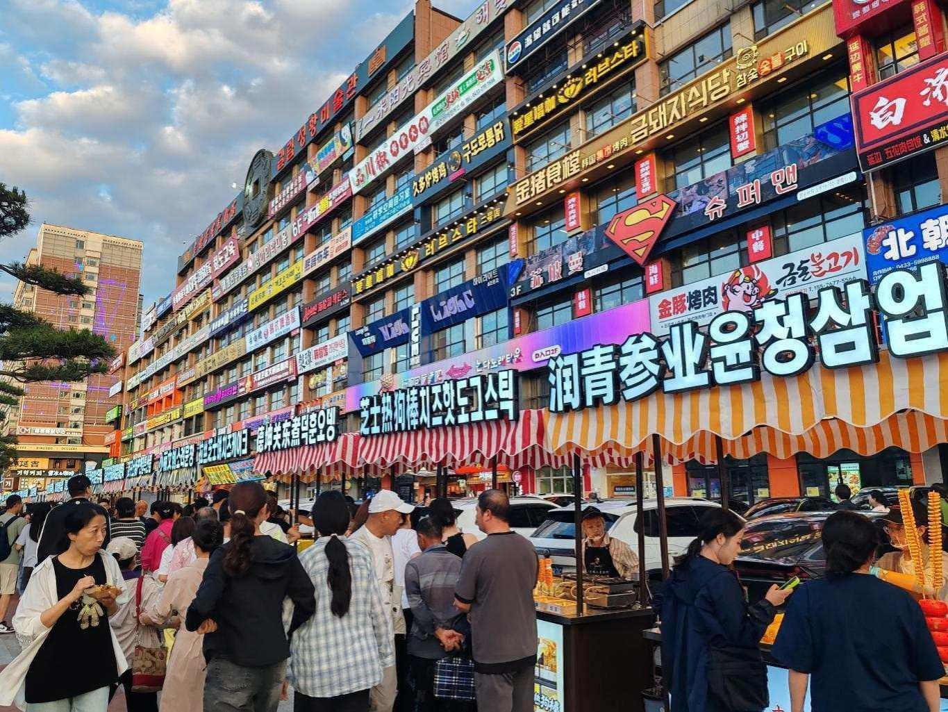 延吉市网红墙游客人流如织。姚到均/摄。