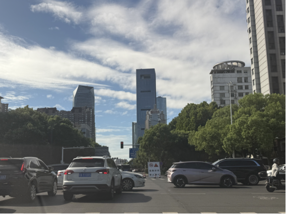 △绿茵路与金融大街交叉口拥堵,前方绿茵路与丰和中大道道路施工封闭 全媒体记者罗彩华 摄