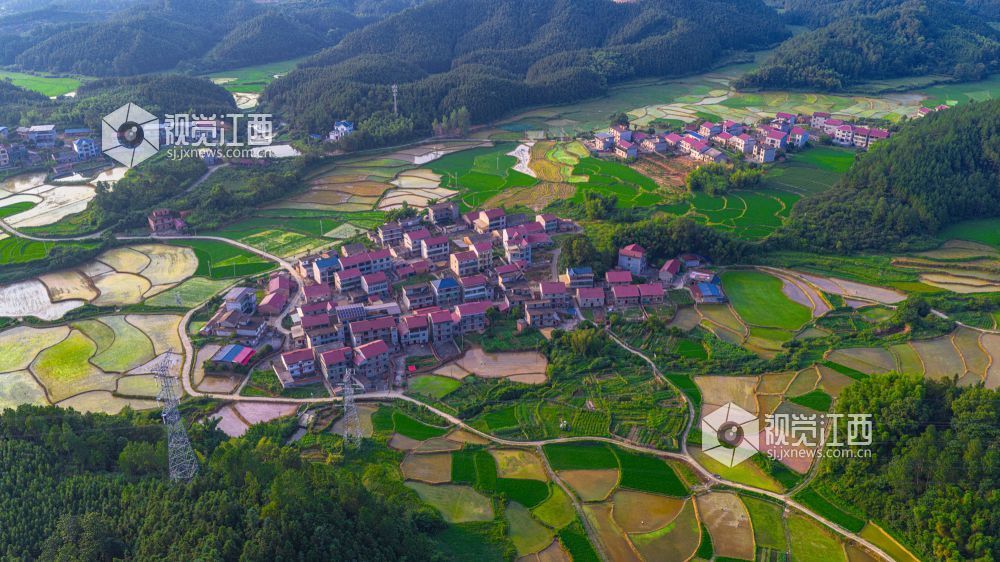 2025年7月15日在江西省吉安市峡江县覆箱峰拍摄的画面。