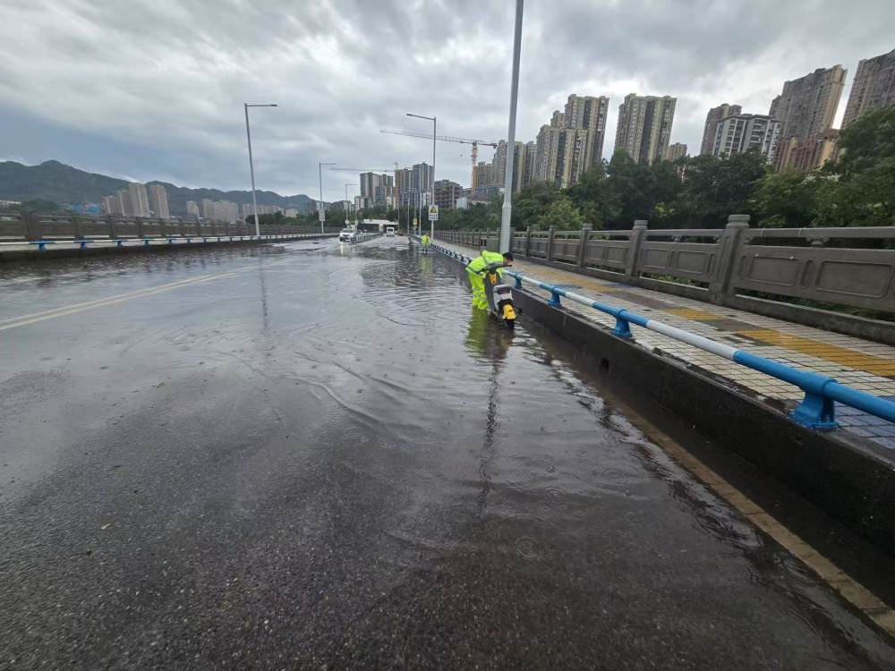 ▲江北区排水抢险人员积极处置道路积水。江北区住房城乡建委供图