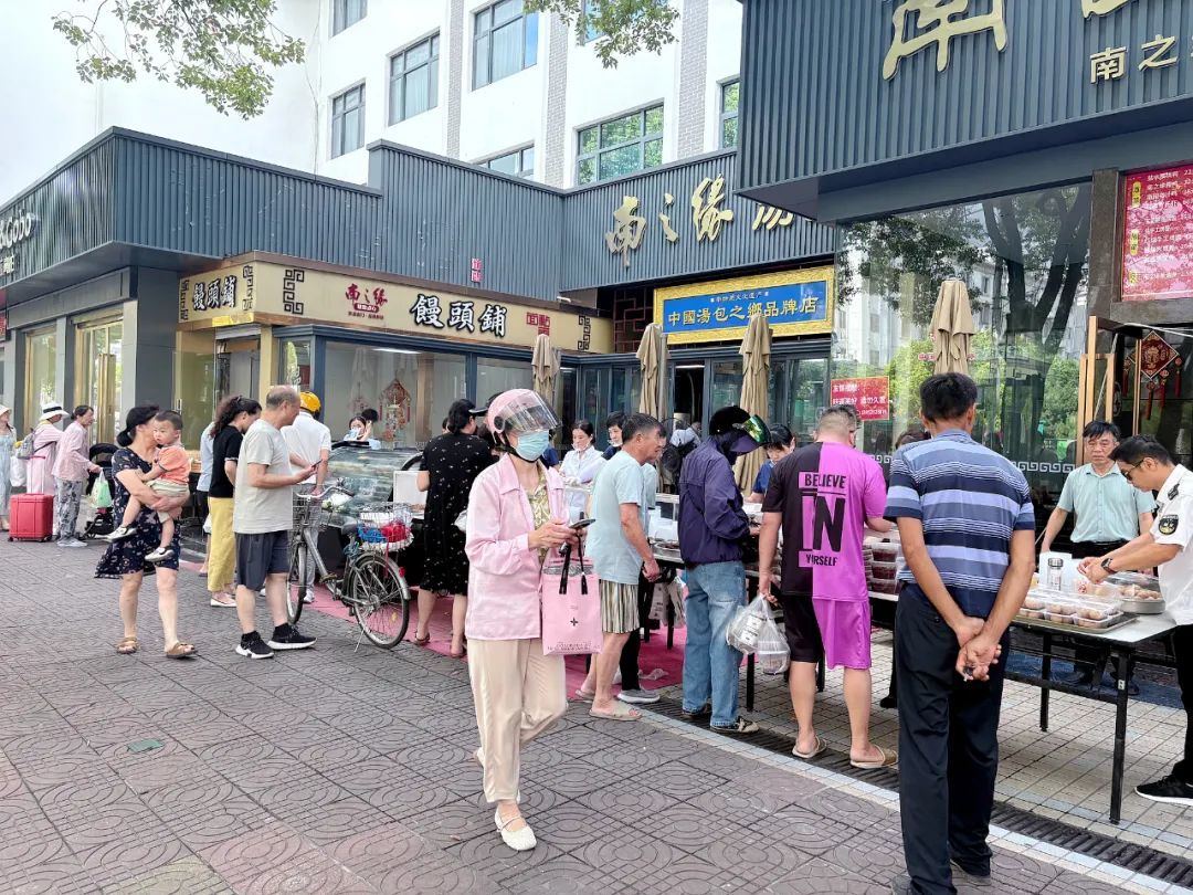 ▲图为南园宾馆门口的外摆摊位