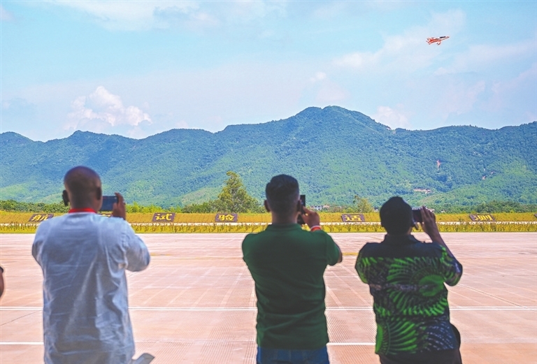 7月16日,外媒嘉宾在位于赣州市南康区的中国赣州低空经济产业园观看无人机表演。江西日报全媒体记者 张翰林摄