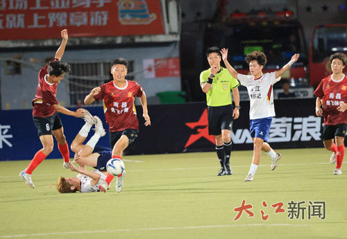 “昌九大战”双方拼抢激烈。