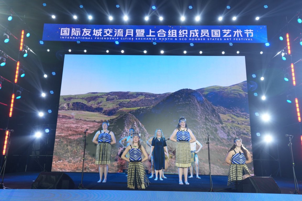 友城艺术团来青演出并参访