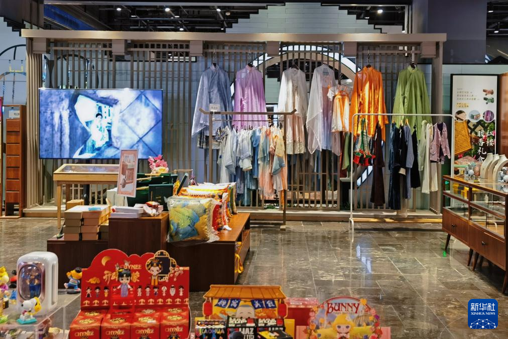 “只有红楼梦&middot;戏剧幻城”中的文创店与换装店。新华社记者 落飞麟 摄