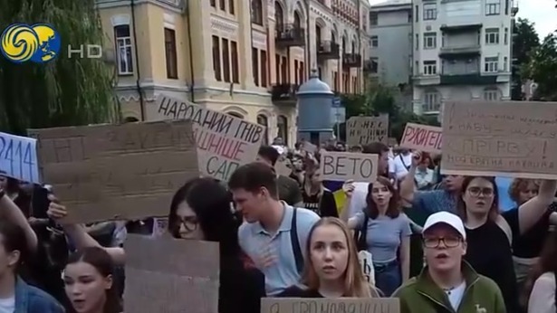 乌克兰当局通过争议法案，多地爆大规模抗议