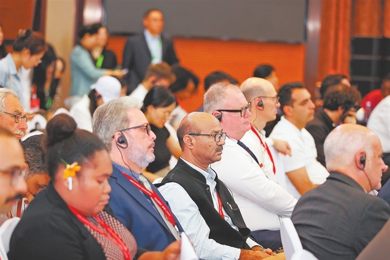 7月19日,国际记者组织圆桌会上,参会嘉宾认真听取发言。江西日报全媒体记者 吴福清摄