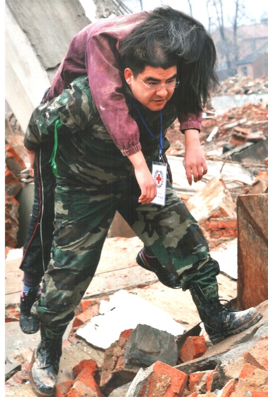 陈光标在汶川地震灾区参加救援
