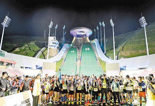 7月12日晚，2025崇礼168超级越野赛雪如意70组在国家跳台滑雪中心“雪如意”开跑。 本报记者 王伟宏摄