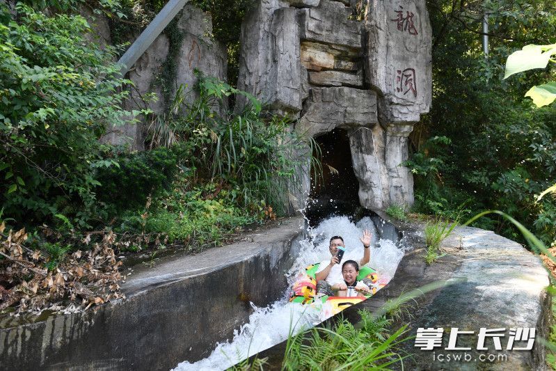 长沙石燕湖景区“窝囊版”漂流，为亲子家庭和寻求轻松体验的年轻人带来了漂流“新玩法”。 均为长沙晚报全媒体记者 王志伟 摄