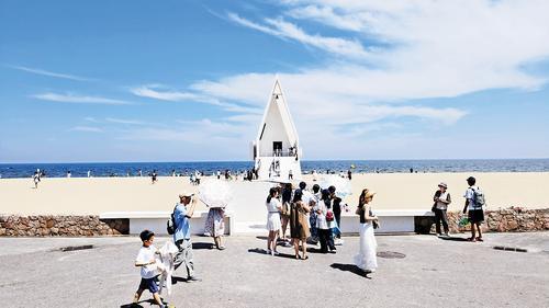 7月7日,游客在阿那亚黄金海岸社区游玩。 本报记者 张辉摄