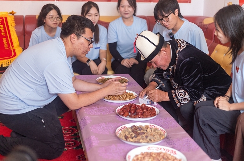 “党徽大叔”在装有来恺睿“志愿书”的信封上签名。