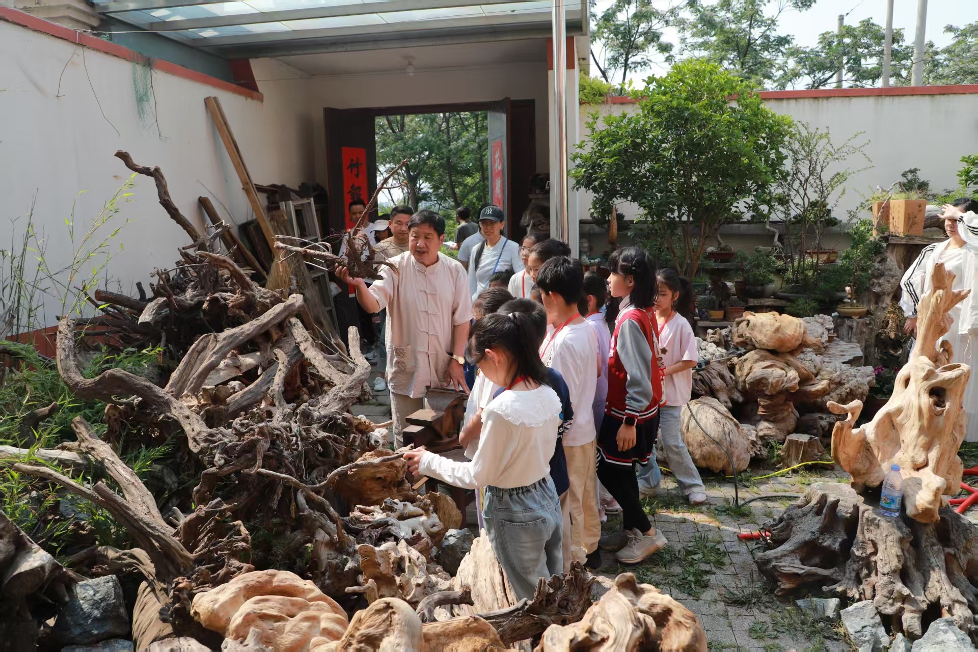 青岛乡里乡亲 | 匠心铸艺魂,巩振新的根雕人生