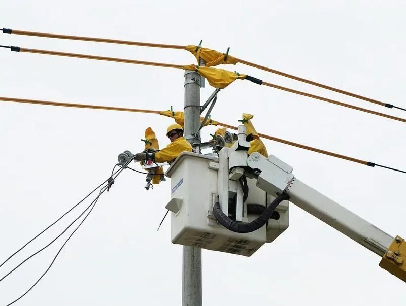 电力工作者在高温下作业。资料图