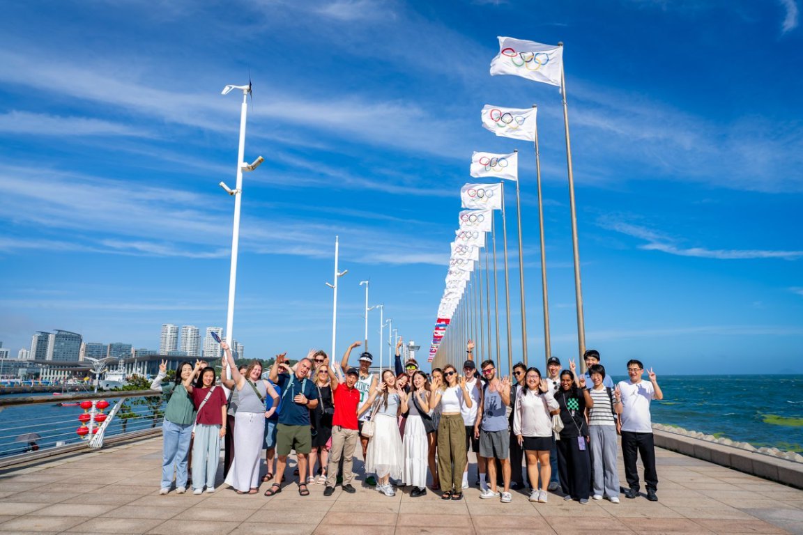 友城艺术团来青演出并参访