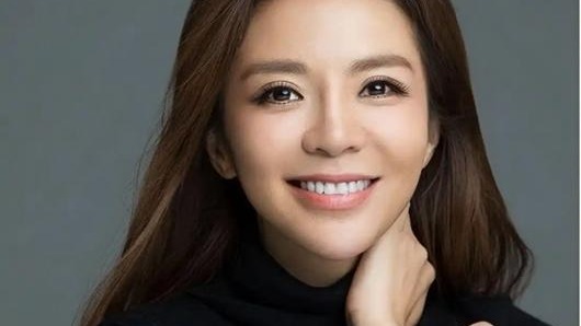 朱迅：曾两度癌症缠身，却选择向阳而生，今51岁活成人生赢家封面图