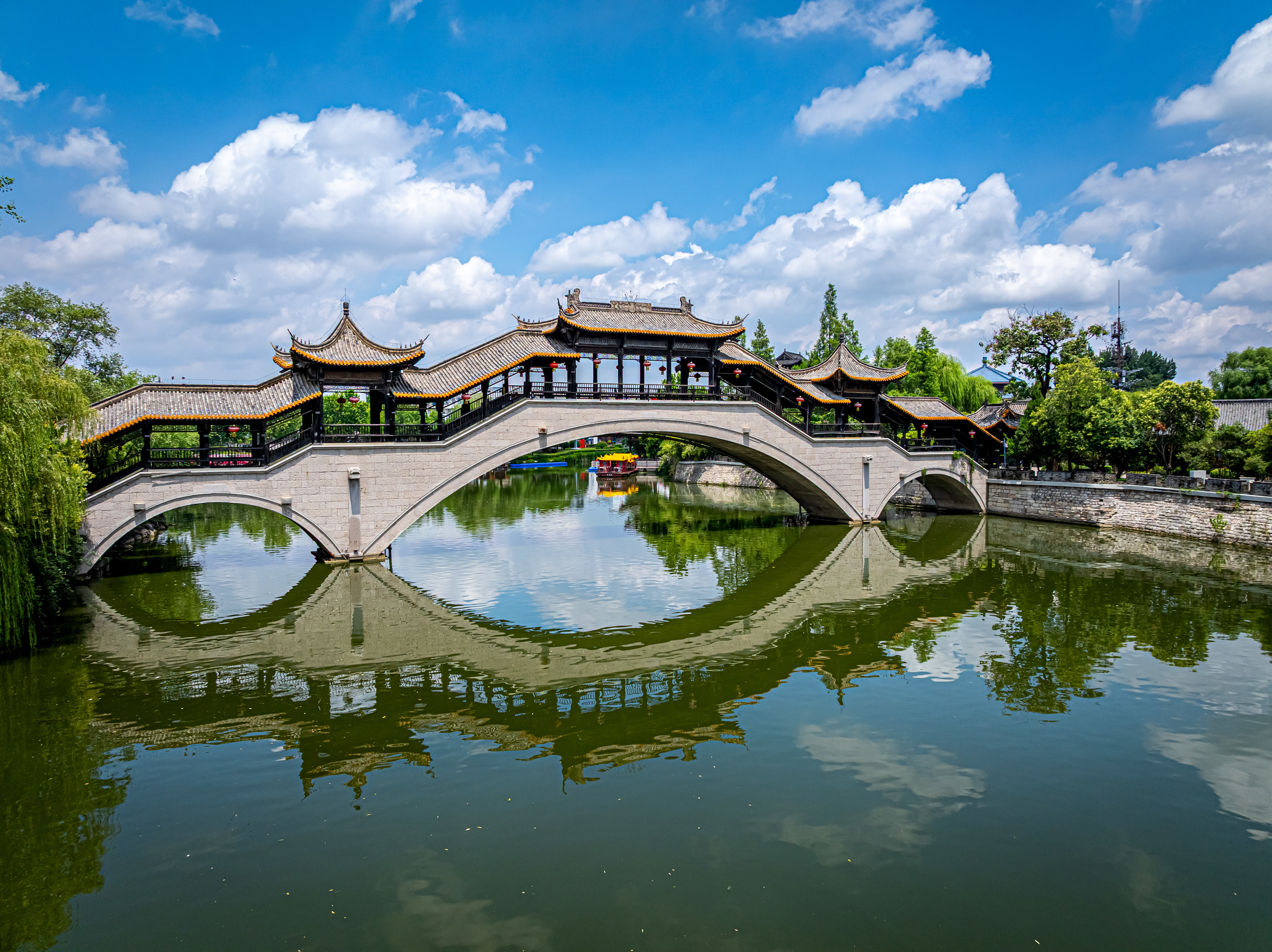 蓝天白云映古城。新华网发（孔闯 摄）