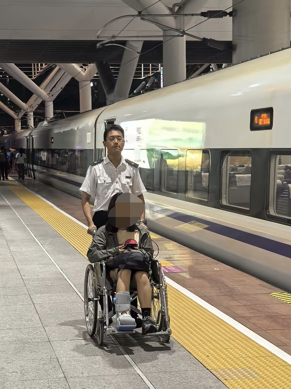 鹏城暑运热浪中的温情守护