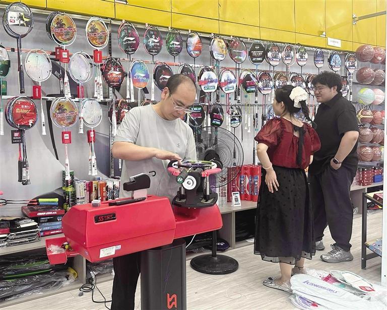 店老板给球拍穿线