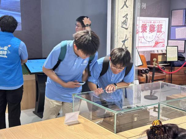 实践团成员参观交大西迁纪念馆