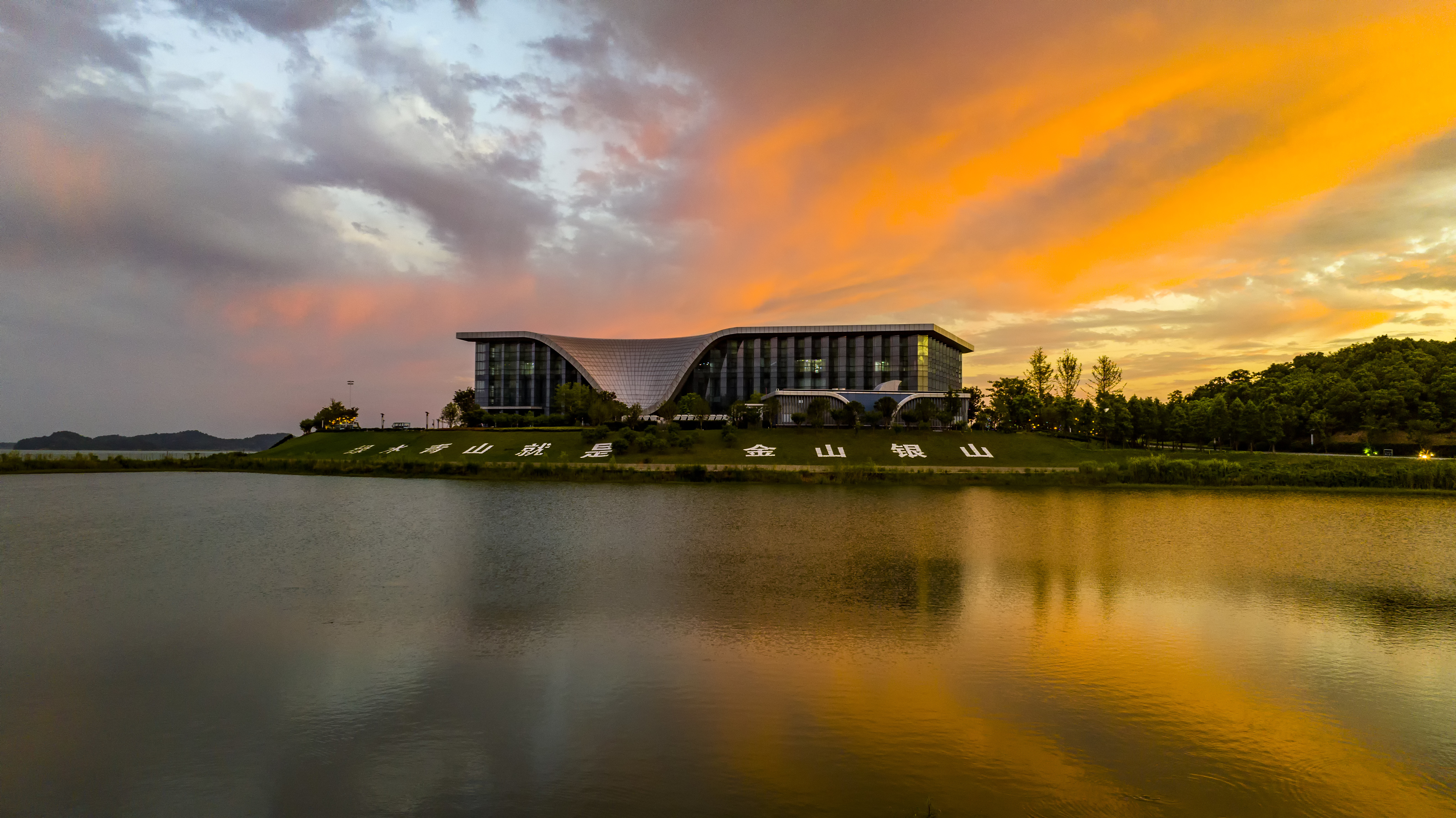 7月25日，鄱阳湖湖口水域出现唯美晚霞。（李学华 摄）