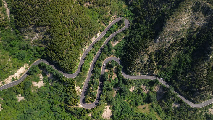 这是位于山东淄博博山区的齐长城风景廊道（2025年6月13日摄，无人机照片）。新华社记者 徐速绘 摄