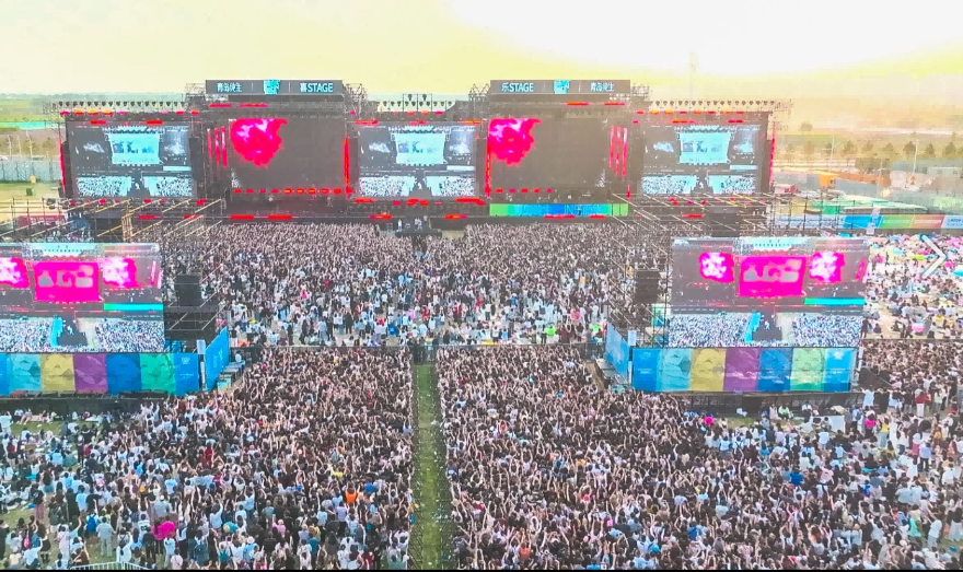 2025嘻都音乐节热闹现场。